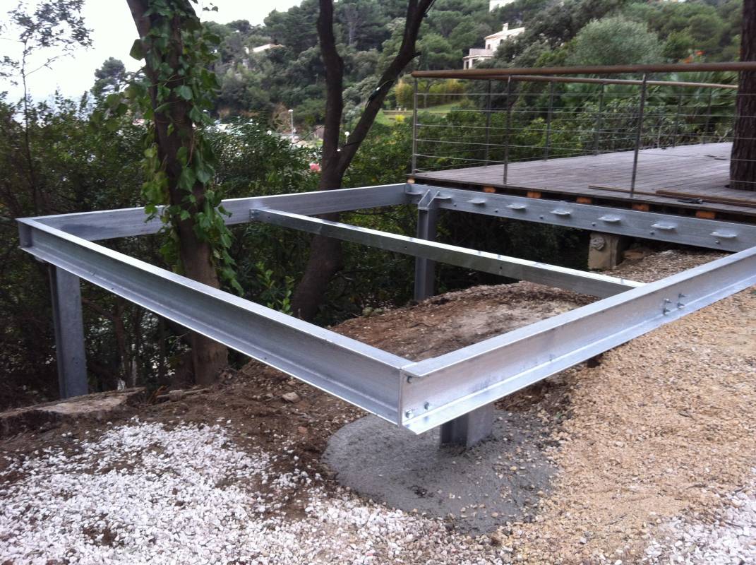 Pose d'une structure en acier pour support terrasse vers Toulon