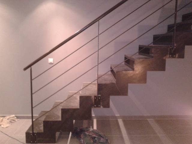  Escalier droit en acier, style industriel et son garde-corps