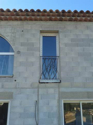 Fabrication sur mesure porte grille vitrée. Modèle Carla