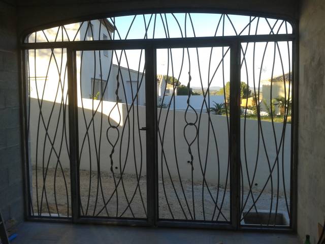 Fabrication sur mesure porte grille vitrée. Modèle Carla
