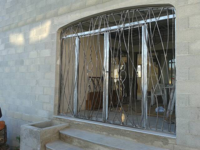 Fabrication sur mesure porte grille vitrée. Modèle Carla
