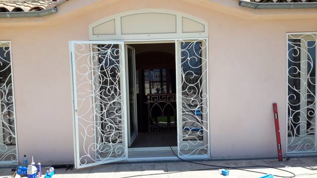 Fabrication porte grille en fer forgé. Modèle Mila