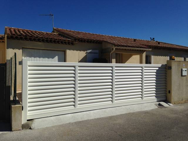 Portail aluminium coulissant et motorisé dans le var. Modèle 4