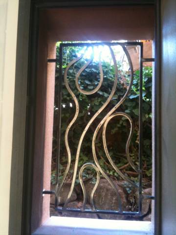 Fabrication grille de fenêtre sur mesure en fer forgé. Modèle Ben
