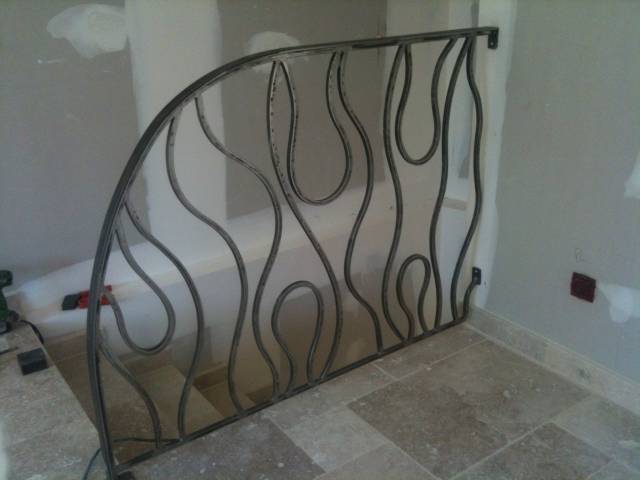 Fabrication grille de fenêtre sur mesure en fer forgé. Modèle Ben