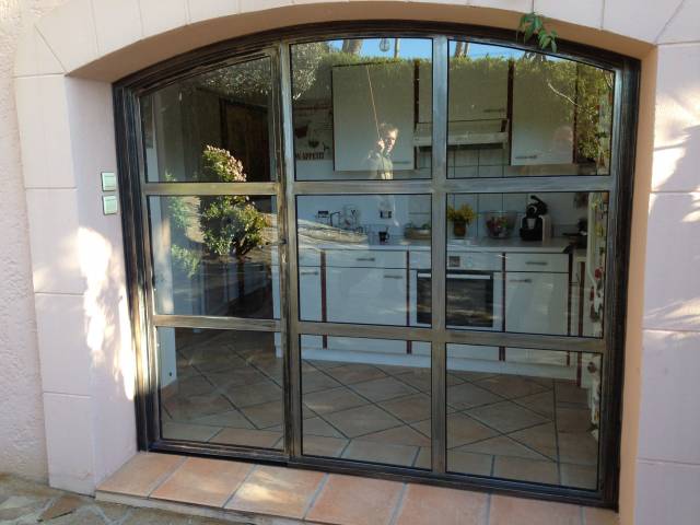 Réalisation porte fenêtre style industriel en acier sur mesure à Toulon