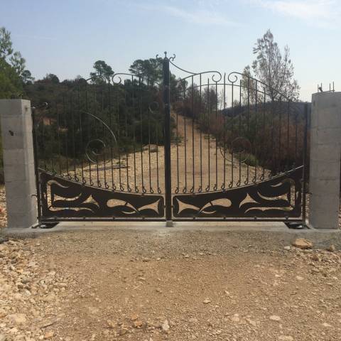 Fabrication à la forge portail 2 vantaux dans le Var. Modèle Urbain