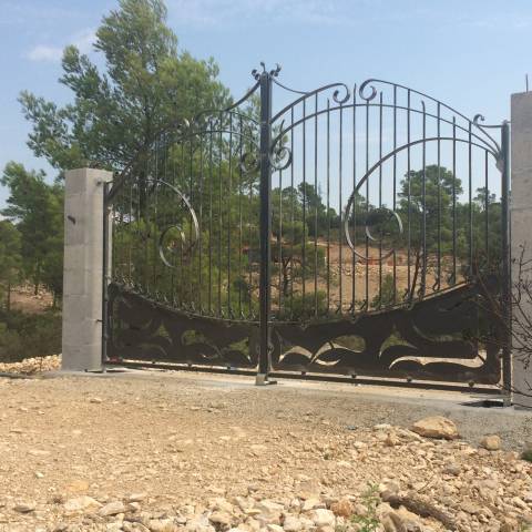 Fabrication à la forge portail 2 vantaux dans le Var. Modèle Urbain