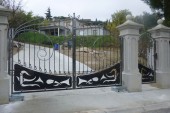 Fabrication à la forge portail 2 vantaux dans le Var. Modèle Urbain